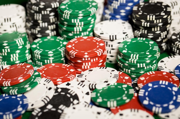 koncepcja hazardu, fortuny, gry i rozrywki - zbliżenie tła żetonów w kasynie
