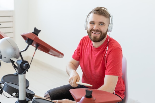 Koncepcja Hobby, Muzyka I Ludzie - Perkusista Człowiek Na Jasnym Tle.