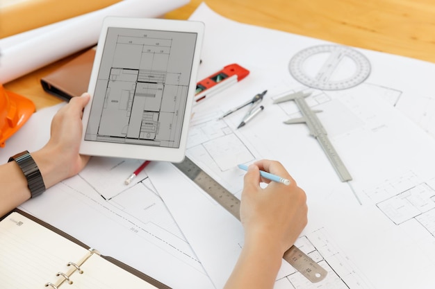 Koncepcja inżyniera i architekta, architekta inżyniera i projektanta wnętrz współpracujących z planami