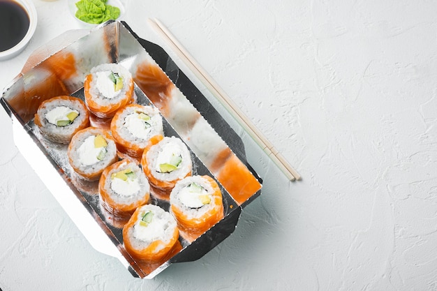 Koncepcja Japońskiej żywności. Catering, Różne Rodzaje Sushi Philadelphia Rolls I Pieczone Bułeczki Z Krewetkami Na Białym Kamieniu