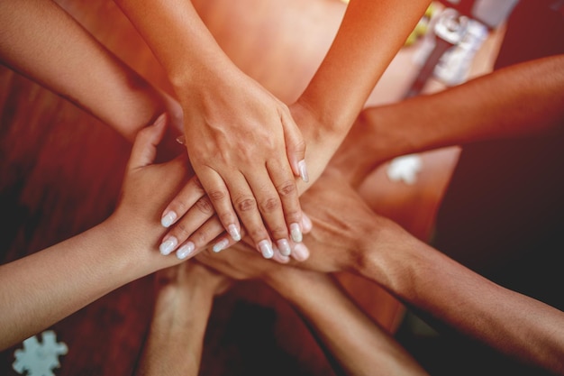 Koncepcja jedności pracy zespołowej i współpracy dłoń zbliżenie dłoni łączącej puzzle połączone ze sobą rozwiązanie biznesowe Koncepcje i strategie sukcesu