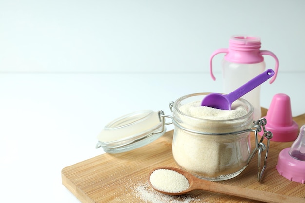 Koncepcja jedzenia dla niemowląt z „mlekiem w proszku na białym stole”