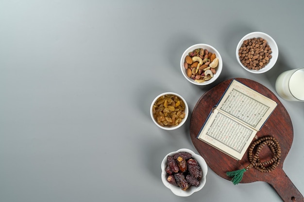 Koncepcja Jedzenia Ramadan Kareem Na Jednolitym Jasnym Tle Z Miejscem Na Tekst