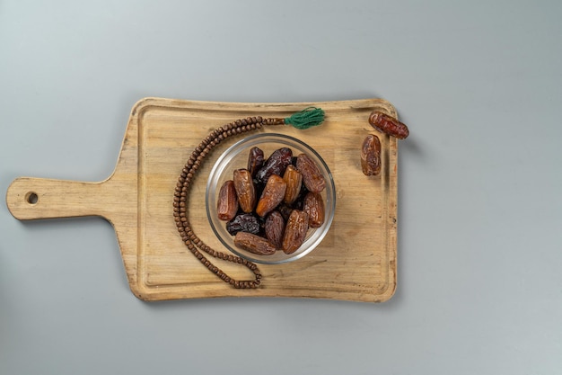 Koncepcja jedzenia ramadan kareem na jednolitym jasnym tle z miejscem na tekst