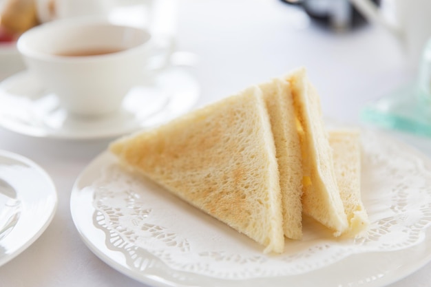 Koncepcja Jedzenie, Rano I Jedzenie - Zbliżenie Tostowego Białego Chleba Na Talerzu Na śniadanie Na Stole