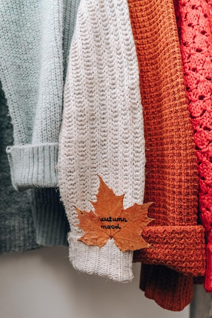 Koncepcja jesienna Jesienny liść klonu z tekstem AUTUMN MOOD na przytulnym, ciepłym swetrze Dziane swetry wełniane i moherowe Styl Hygge