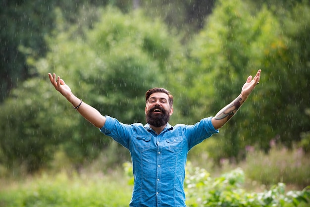 Koncepcja jesiennej deszczowej pogody Odzież wodoodporna Szczęśliwy człowiek w deszczu