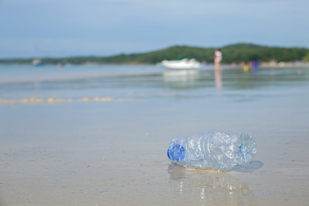 Koncepcja Kampanii środowiskowej. Butelka Z Tworzywa Sztucznego Na Plaży.