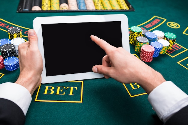 Koncepcja kasyna, hazardu online, technologii i ludzi