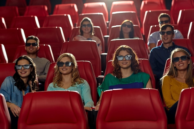 koncepcja kina, technologii, rozrywki i ludzi - szczęśliwi przyjaciele w okularach 3d oglądający film w kinie
