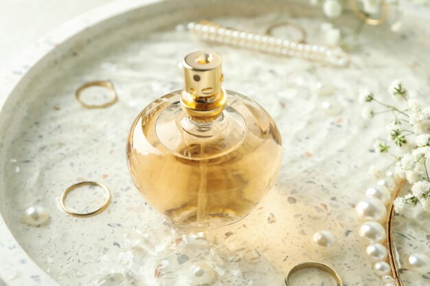 Koncepcja kobiecych perfum, zbliżenie i selektywne skupienie
