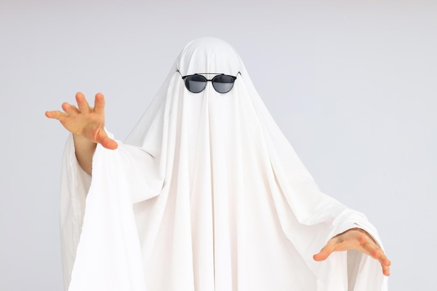 Koncepcja Kobiety Halloween W Kostiumie Ducha I Okularach Przeciwsłonecznych Na Jasnym Tle
