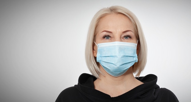 Koncepcja koronawirusa, wirusa oddechowego covid-19. Kobieta nosi maskę.