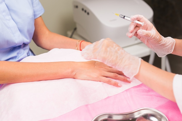Koncepcja kosmetologii i urody - terapia iniekcyjna Anti-age, odmładzanie dłoni.