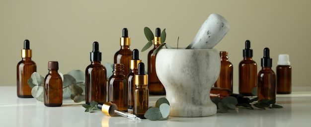 Koncepcja kosmetyków naturalnych z olejkiem eukaliptusowym na białym stole