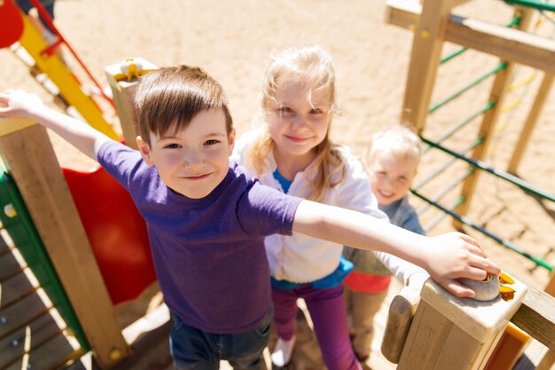Koncepcja Lato, Dzieciństwo, Wypoczynek, Przyjaźń I Ludzie - Grupa Szczęśliwych Dzieci Na Placu Zabaw