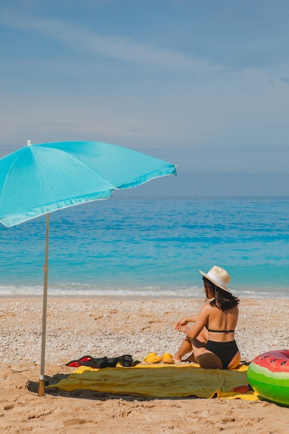 Koncepcja lato morze wakacje kobieta opalając się na plaży