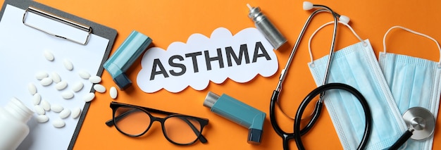Koncepcja leczenia astmy na pomarańczowym tle, widok z góry