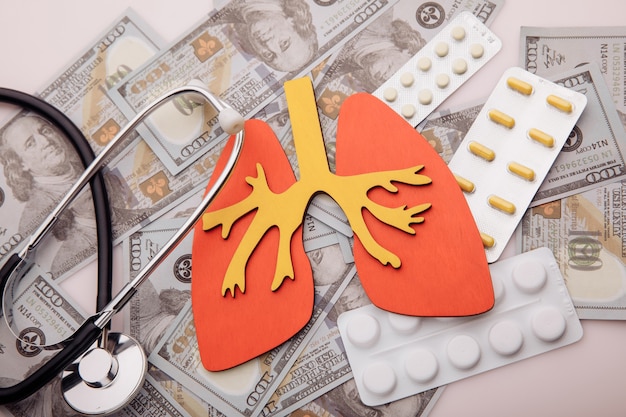 Zdjęcie koncepcja leczenia chorób płuc narząd pieniądze i pigułki zbliżenie