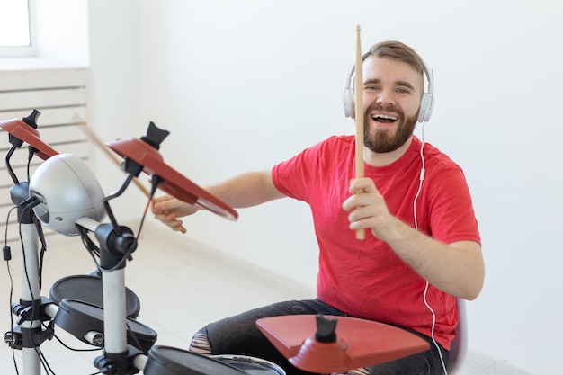 Koncepcja Ludzie, Muzyka I Hobby - Człowiek W Wolnym Czasie Gra Na Perkusji Elektronicznej.