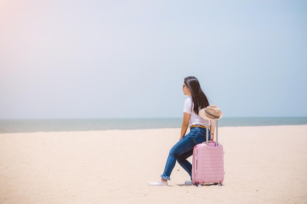 Koncepcja ludzie podróży Młody szczęśliwy azjatyckich gril na plaży