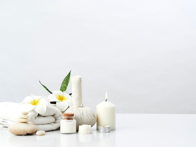 Koncepcja masażu spa, ziołowa piłka kompres, krem, mydło kwiatowe, świeca zapachowa