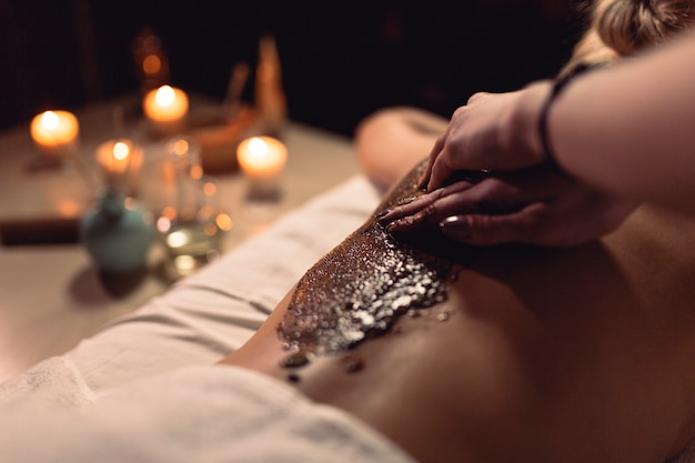 Zdjęcie koncepcja masażu z kobietą