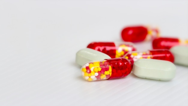 Zdjęcie koncepcja medine; selektywne fokus kapsułek antybiotyk pigułki na białym tle z miejsca kopiowania.