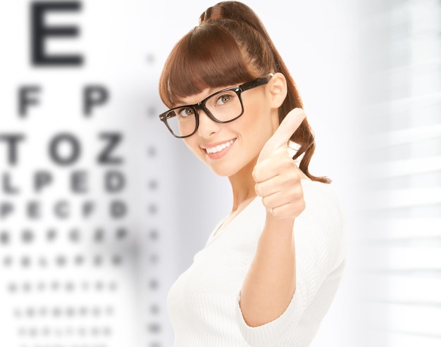 Koncepcja Medycyny I Wizji - Kobieta W Okularach Z Wykresem Oka
