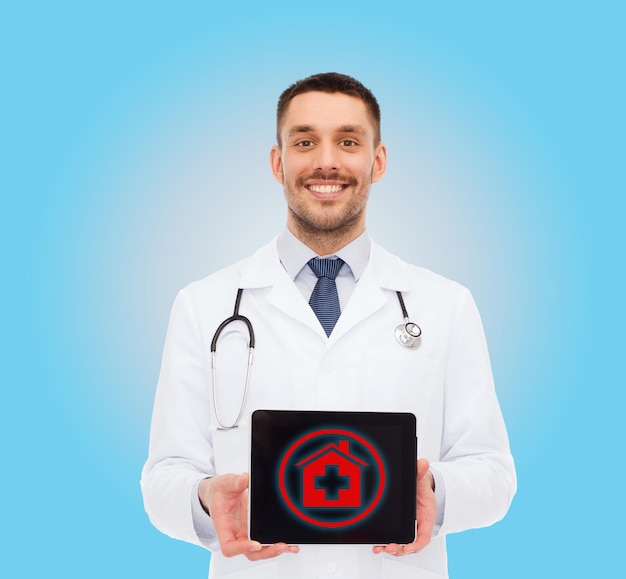 koncepcja medycyny, zawodu i opieki zdrowotnej - uśmiechnięty mężczyzna lekarz z komputerem typu tablet i stetoskopem