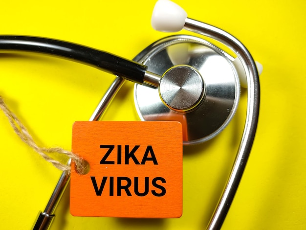 Koncepcja medycznaWord ZIKA VIRUS na desce ze stetoskopem na żółtym tle