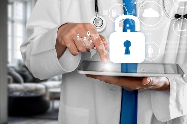 Zdjęcie koncepcja medycznego cyberbezpieczeństwa, lekarz trzyma cyfrowy tablet