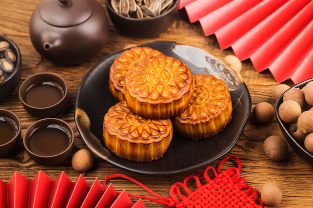 Koncepcja Mid-Autumn Festival, tradycyjne ciastka księżycowe na stole z filiżanką.