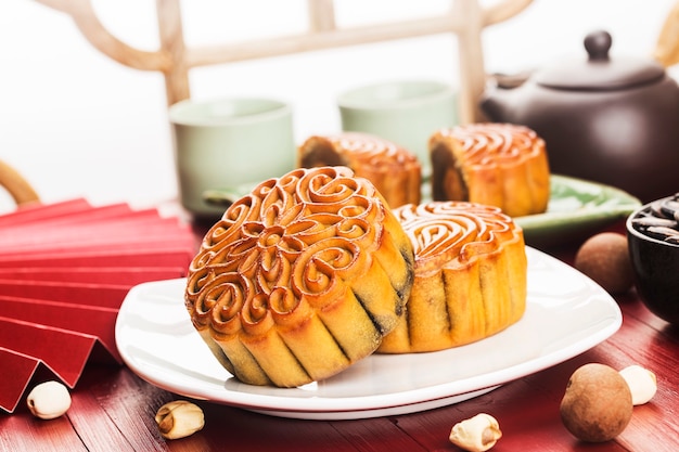 Koncepcja Midautumn Festival Tradycyjne Mooncakes Na Stole Z Filiżanką