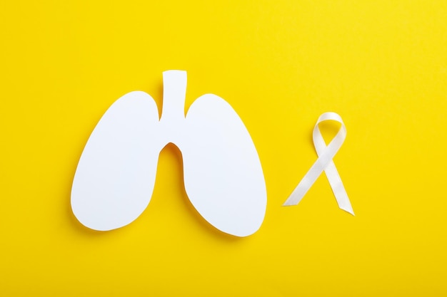 Koncepcja miesiąca świadomości raka płuc na żółtym tle