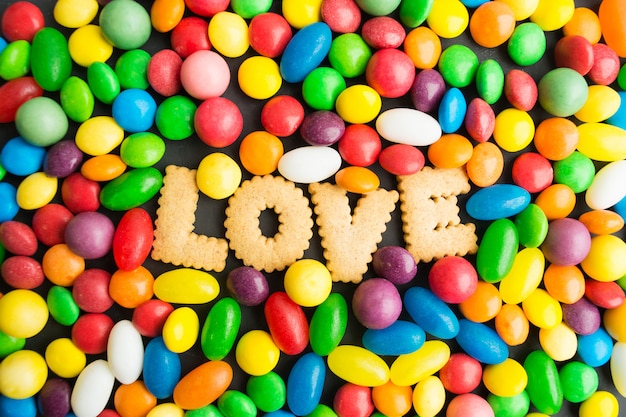 Zdjęcie koncepcja miłości cukierki, kolorowe cukierki z ciasteczkami