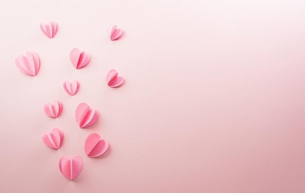 Koncepcja miłości i walentynek wykonana z różowych papierowych serc na pastelowym tle