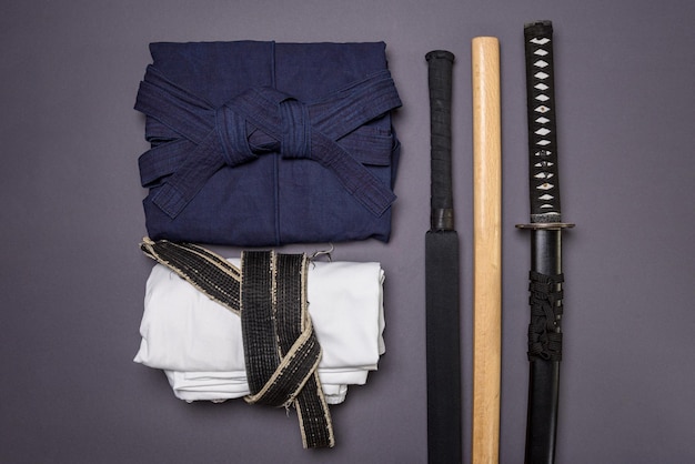 Zdjęcie koncepcja minimalizmu w tradycyjnych sztukach walki ubrania i broń treningowa do szermierki