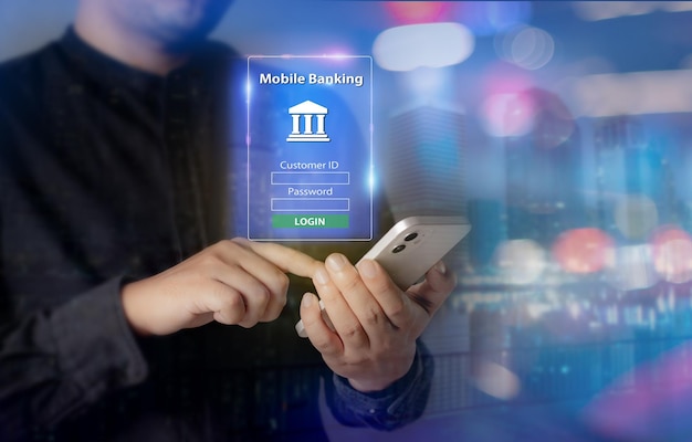 Zdjęcie koncepcja mobilnej bankowości cyfrowej podwójna ekspozycja nocnego miasta i biznesmena trzymającego telefon komórkowy