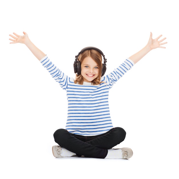 koncepcja muzyki i technologii - dziecko ze słuchawkami