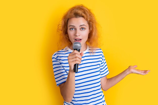 Zdjęcie koncepcja muzyki kobieta piosenkarka wyizolowanych na żółtym tle młoda kobieta piosenkarka