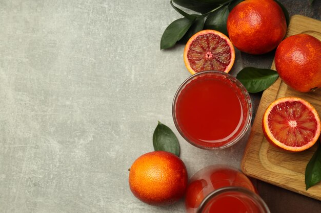 Koncepcja napoju czerwonego soku pomarańczowego na tekst