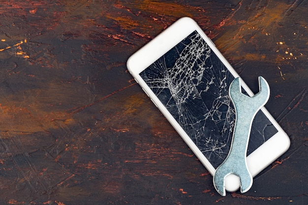 Zdjęcie koncepcja naprawy smartfona, uszkodzony wyświetlacz smartfona i narzędzia