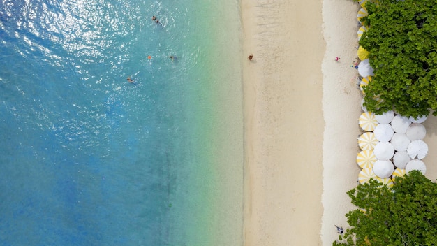 Koncepcja Naturalnej Plaży Letnie Wakacje Natura Tropikalnej Letniej Plaży Parasol Na Pokładzie łodzi I łodzi Na Piaszczystej Plaży I Turystyce Zadowolony Z Zabawy Na Piasku