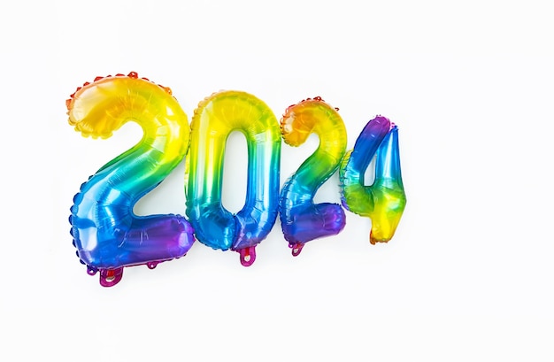Koncepcja nowego roku 2024 według numerów tęczowych balonów foliowych