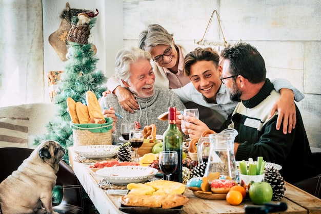 Koncepcja obchodów Bożego Narodzenia ludzie jedzący obiad razem