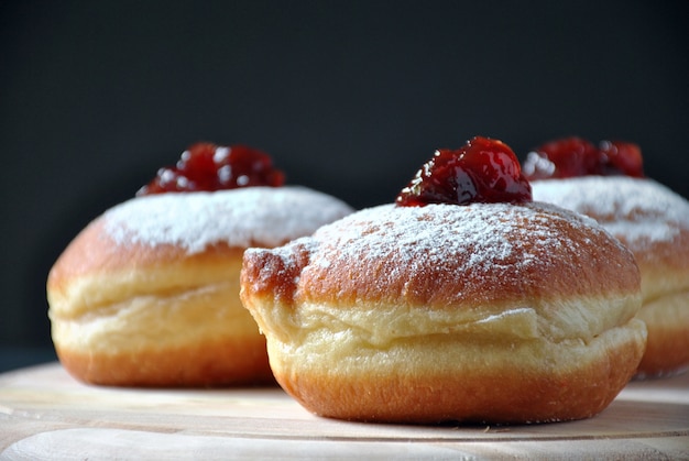 Zdjęcie koncepcja obchodów chanuki. smaczne pączki