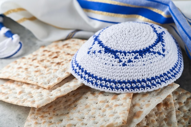 Koncepcja obchodów Paschy Czerwona maca koszerna i orzech Tradycyjny rytuał żydowski chleb maca kippah i tałes na starym betonowym tle Paschalne jedzenie Pesach Święto żydowskie