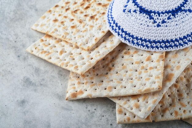 Zdjęcie koncepcja obchodów paschy czerwona maca koszerna i orzech tradycyjny rytuał żydowski chleb maca kippah i tałes na starym betonowym tle paschalne jedzenie pesach święto żydowskie