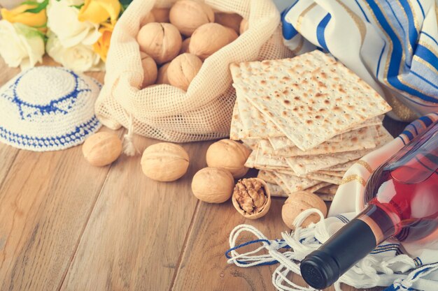 Koncepcja obchodów Paschy Matzah czerwony koszerny i orzech Tradycyjny rytuał żydowski chleb maca kippah i tałes na starym drewnianym tle Paschalne jedzenie Pesach Żydowskie święto Stonowany obraz